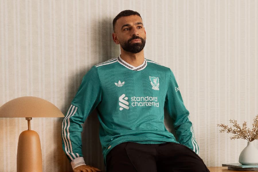 Liverpool lança terceira camisa verde inspirada no passado; veja fotos