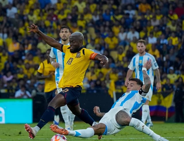 Valencia decide, e Equador quebra tabu contra Argentina