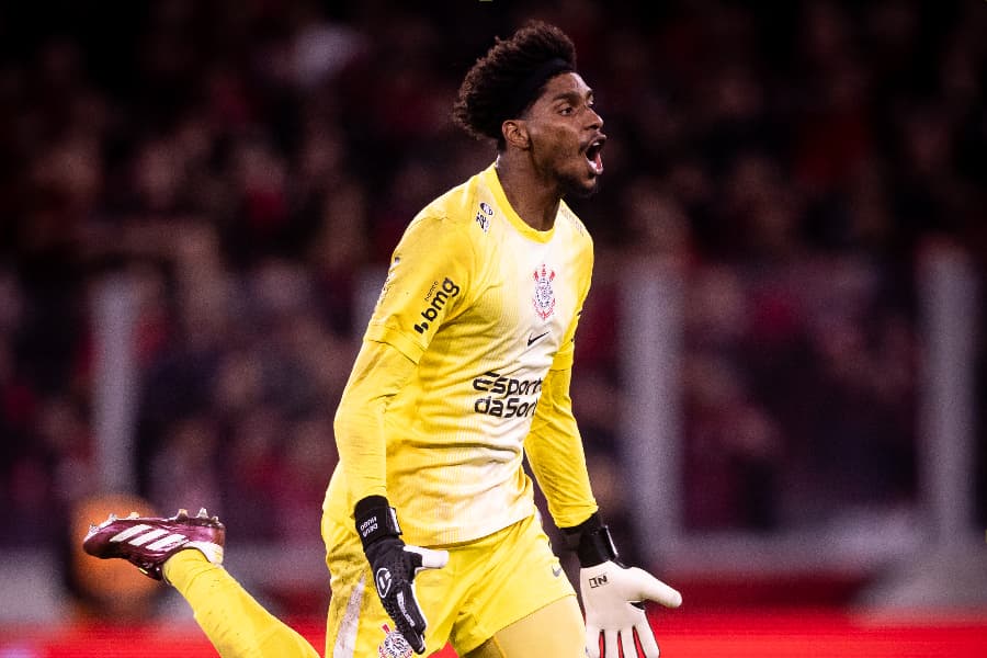 Hugo Souza aumenta pênaltis defendidos e supera Dida no Corinthians