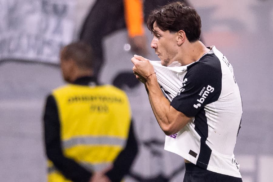 Garro e Hugo Souza brilham, Corinthians vence Athletico-PR e avança às semis