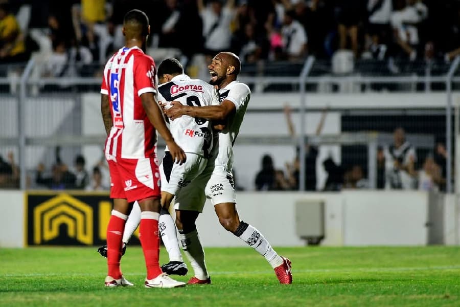 Ponte Preta empata, mas garante Série B após revés do rival Guarani