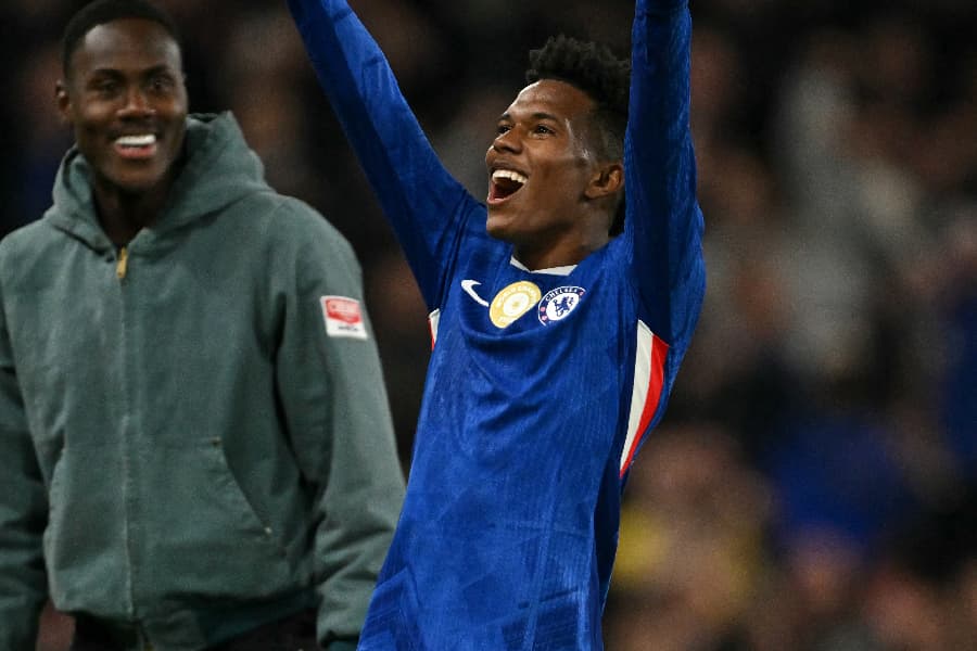 Estevão marca nos acréscimos e garante vitória do Chelsea sobre o Liverpool