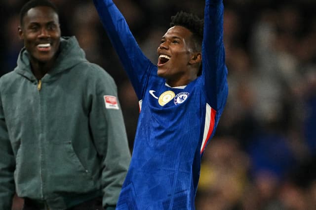 Estevão marca nos acréscimos e garante vitória do Chelsea sobre o Liverpool