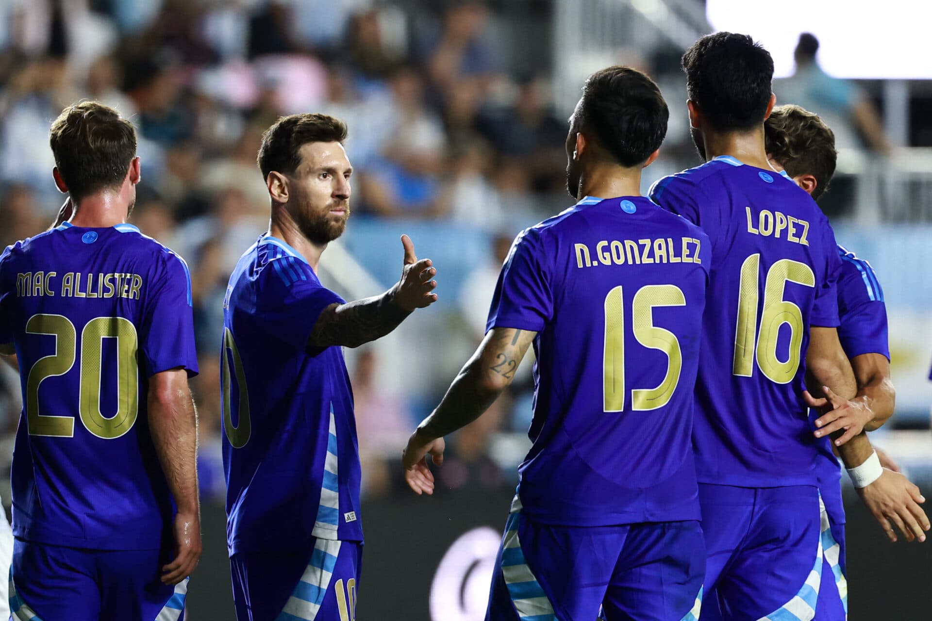 Argentina passeia contra Porto Rico e Messi vira garçom em goleada