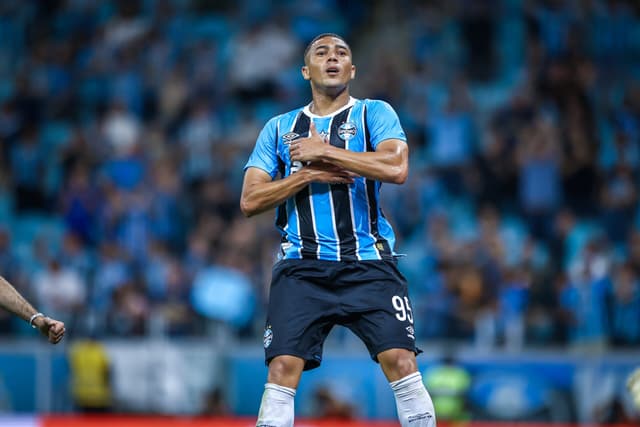 Grêmio domina o Vasco, vence em casa e respira no Brasileirão