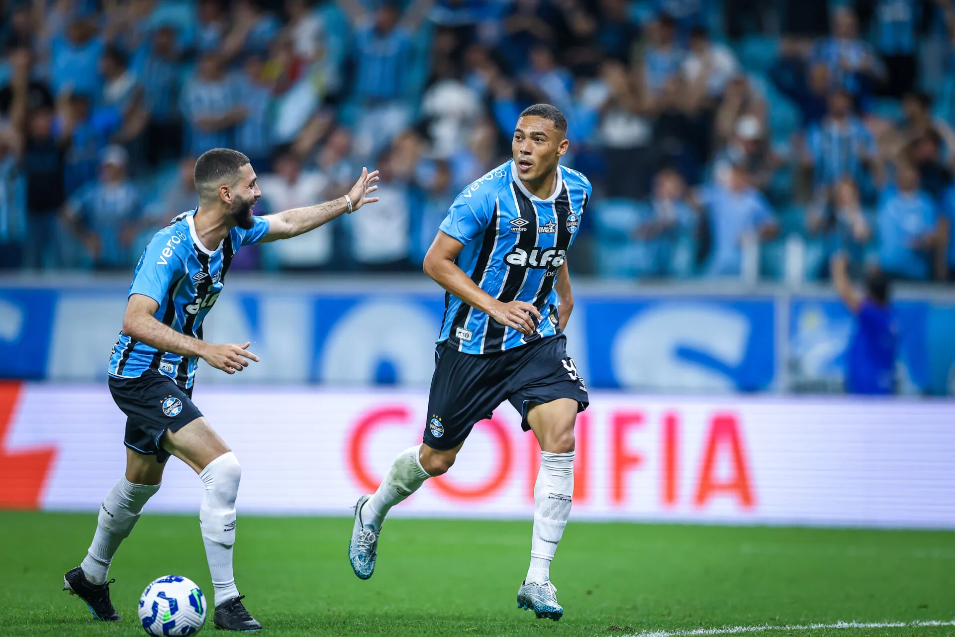 Grêmio vence São Paulo e sonha com Libertadores