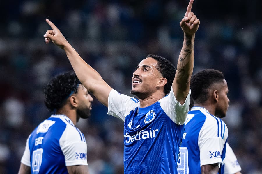 Cruzeiro vence Fortaleza e segue na briga pelo título