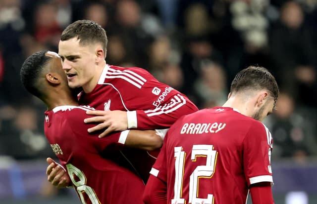 Liverpool vira e goleia Eintracht Frankfurt na Champions League