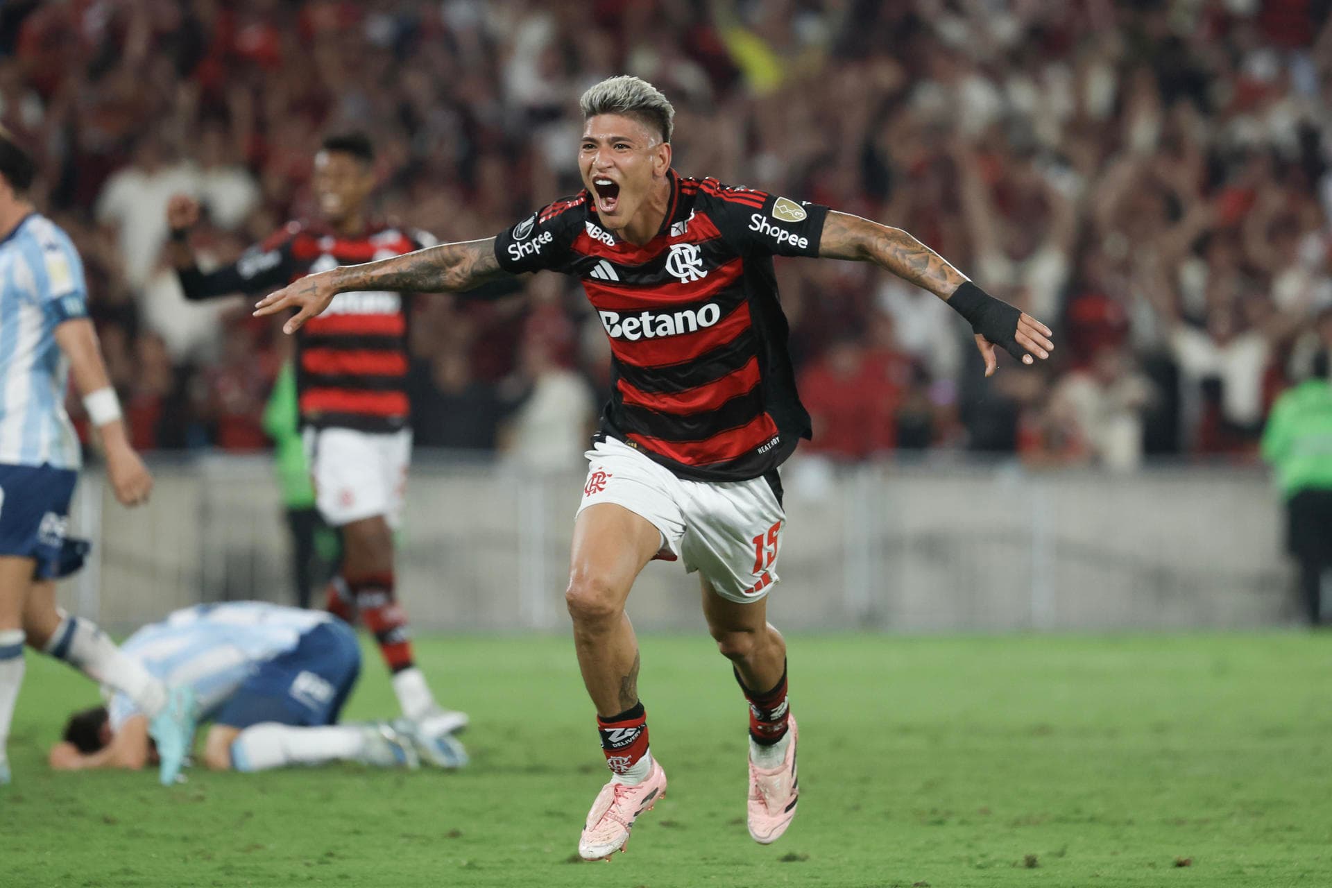 Carrascal marca no fim, Flamengo vence Racing e sai na frente na semi da Libertadores