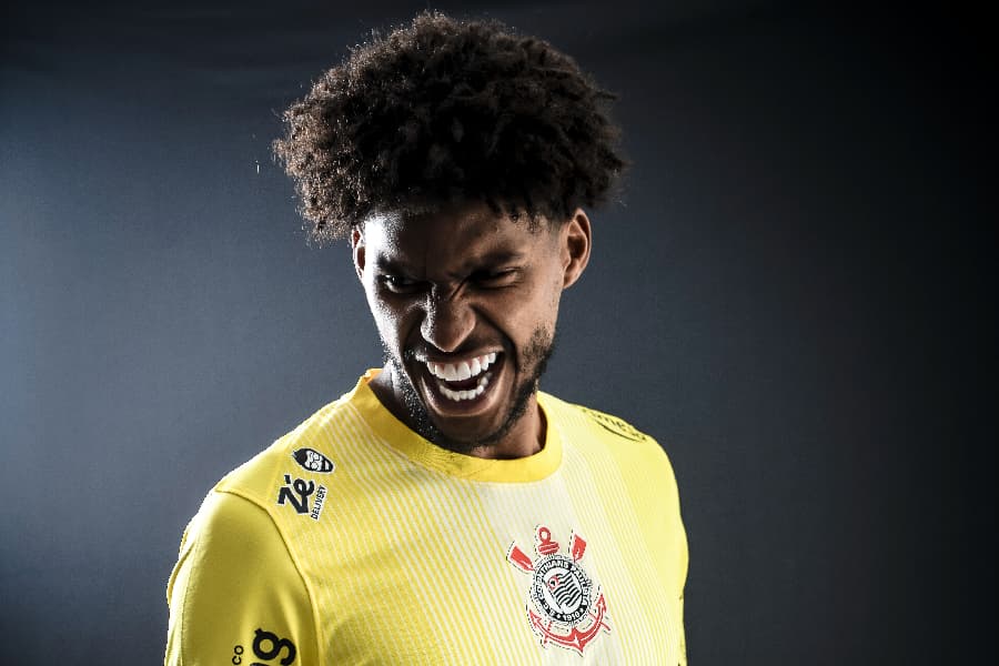 Hugo Souza faz juras de amor eterno ao Corinthians: ‘Verde, nunca mais’