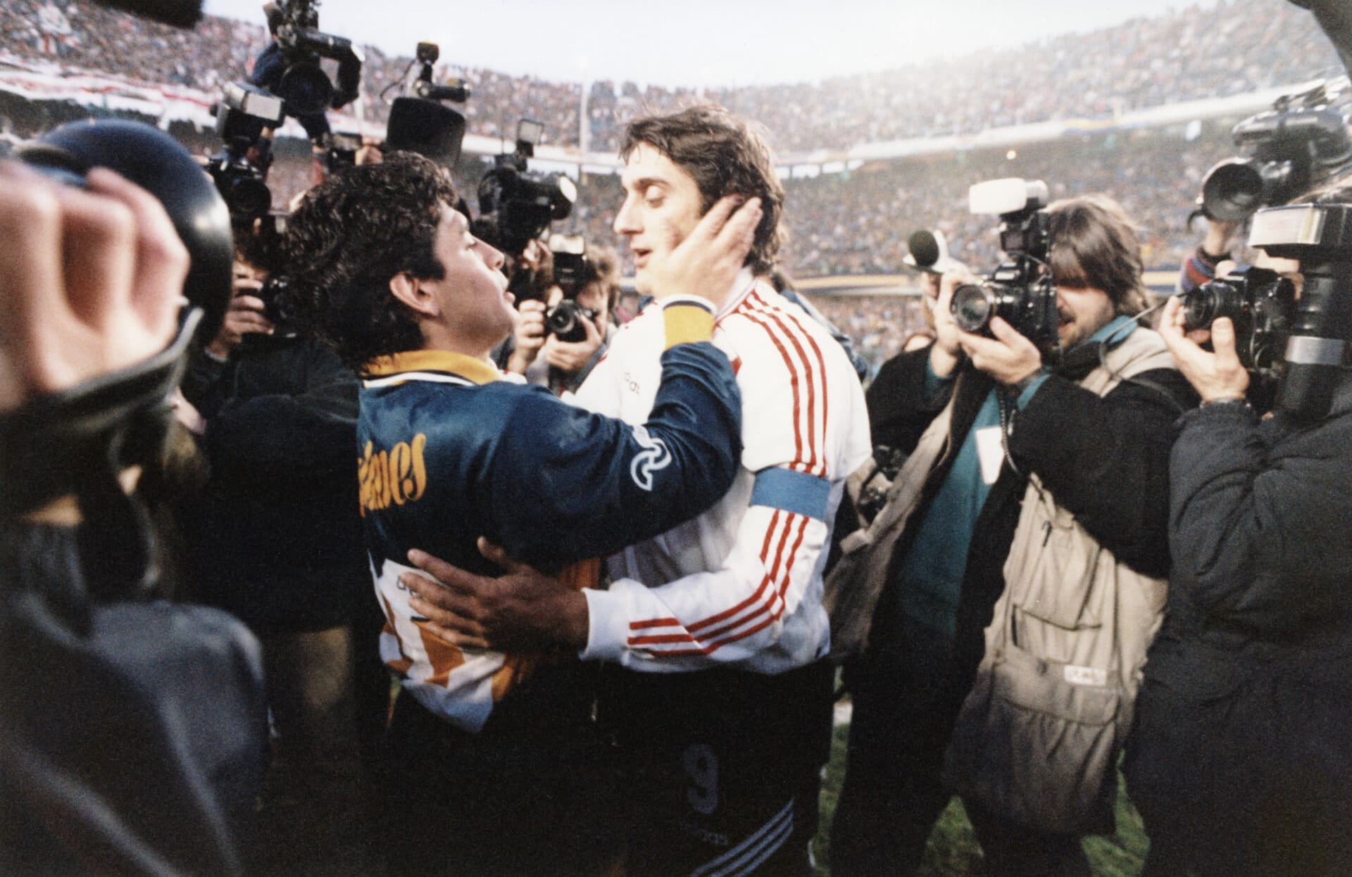 Um Boca x River histórico, com Maradona, Francescoli… e até beijo na boca