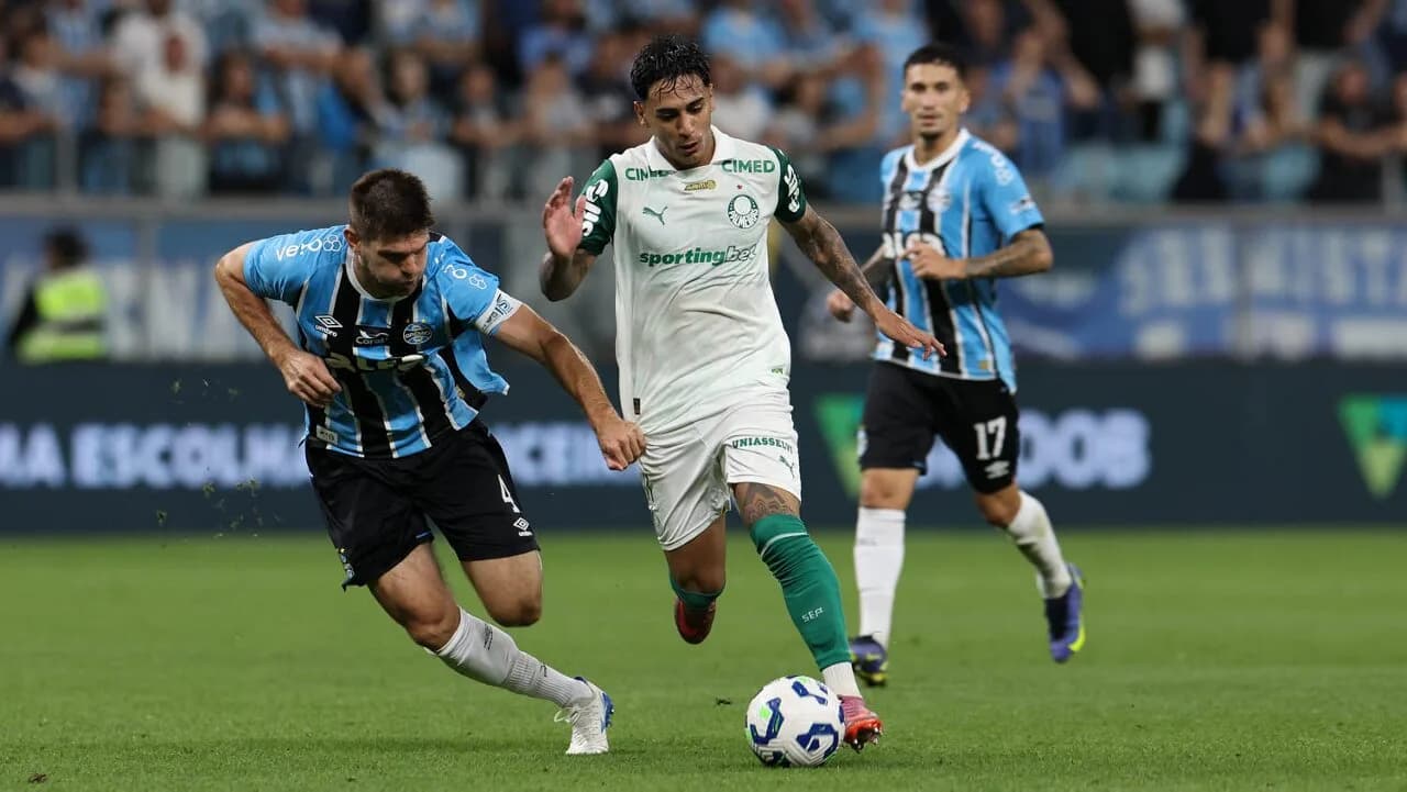 Grêmio castiga reservas do Palmeiras e vence de virada