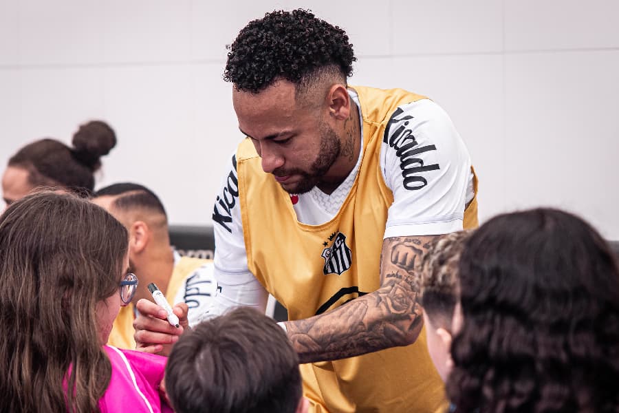 Neymar e o Santos: quando o marketing dribla o futebol