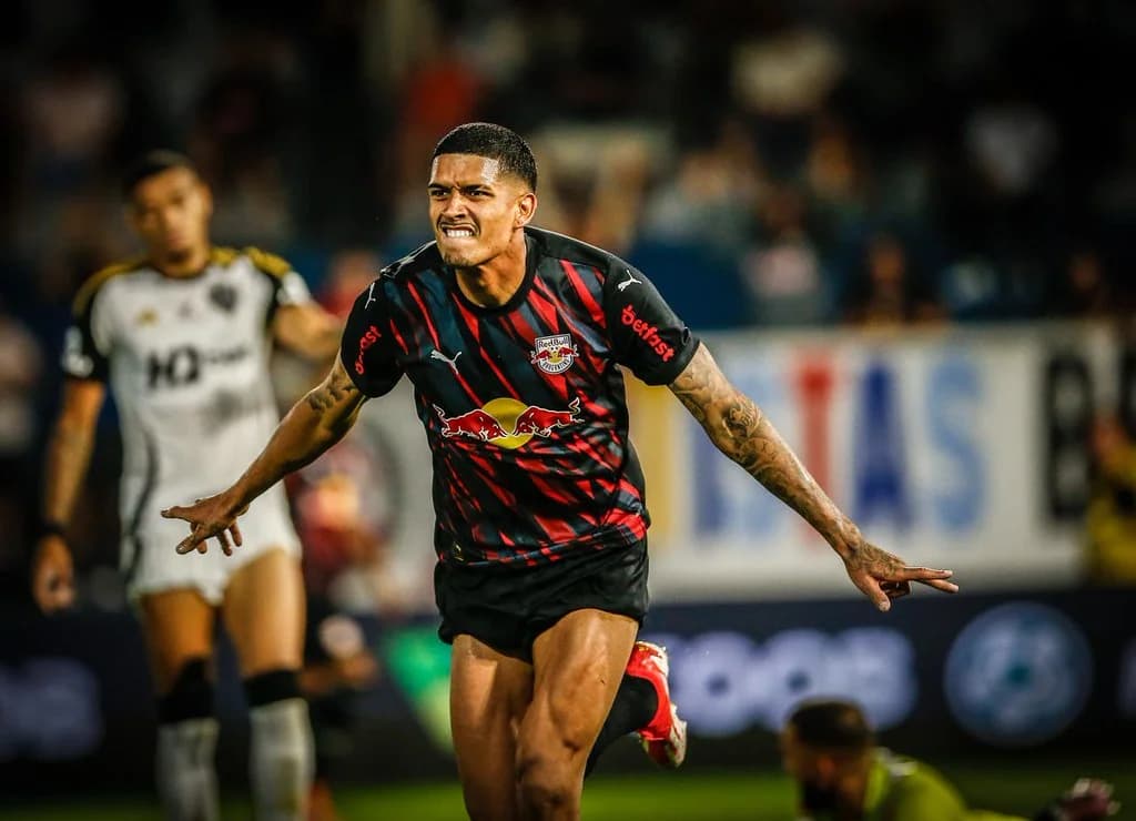 Bragantino aproveita chances, vence Atlético-MG e sobe no Brasileirão