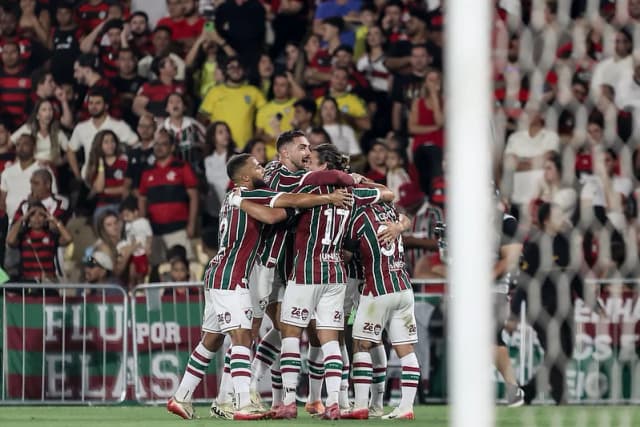 Fluminense aproveita falhas do Flamengo, vence clássico e entra no G6