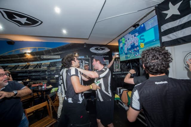 Pesquisa mostra quantos jogos o brasileiro assiste por semana