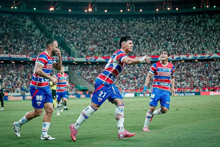 De falha bizarra a golaço, Fortaleza e Grêmio empatam em jogo eletrizante