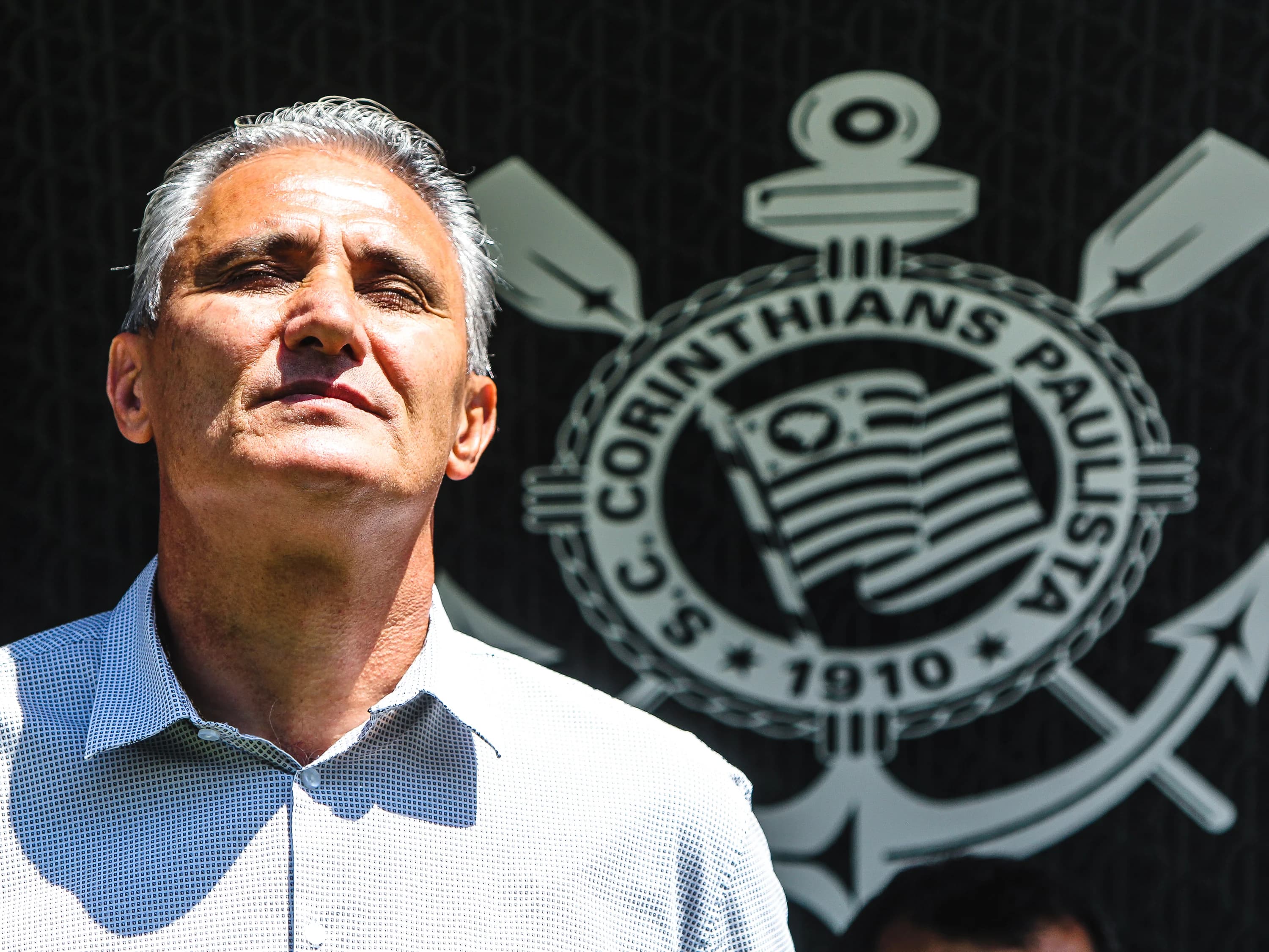 Tite reencontra torcida corintiana; relembre seu último jogo em Itaquera