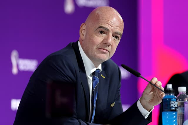 ‘Enojado’: Presidente da Fifa se manifesta sobre racismo contra adolescente