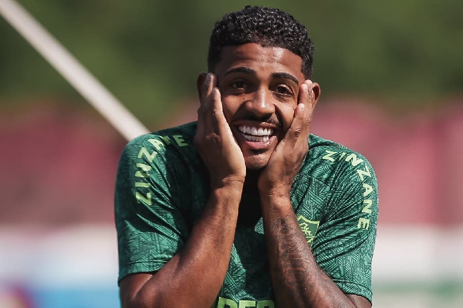 John Kennedy falta a treino e pode ter punição aumentada no Fluminense