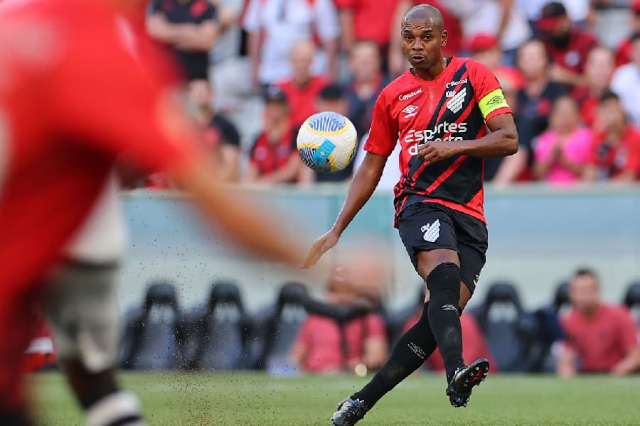 Athletico faz lição de casa, sobe na tabela e mantém Vasco no Z-4