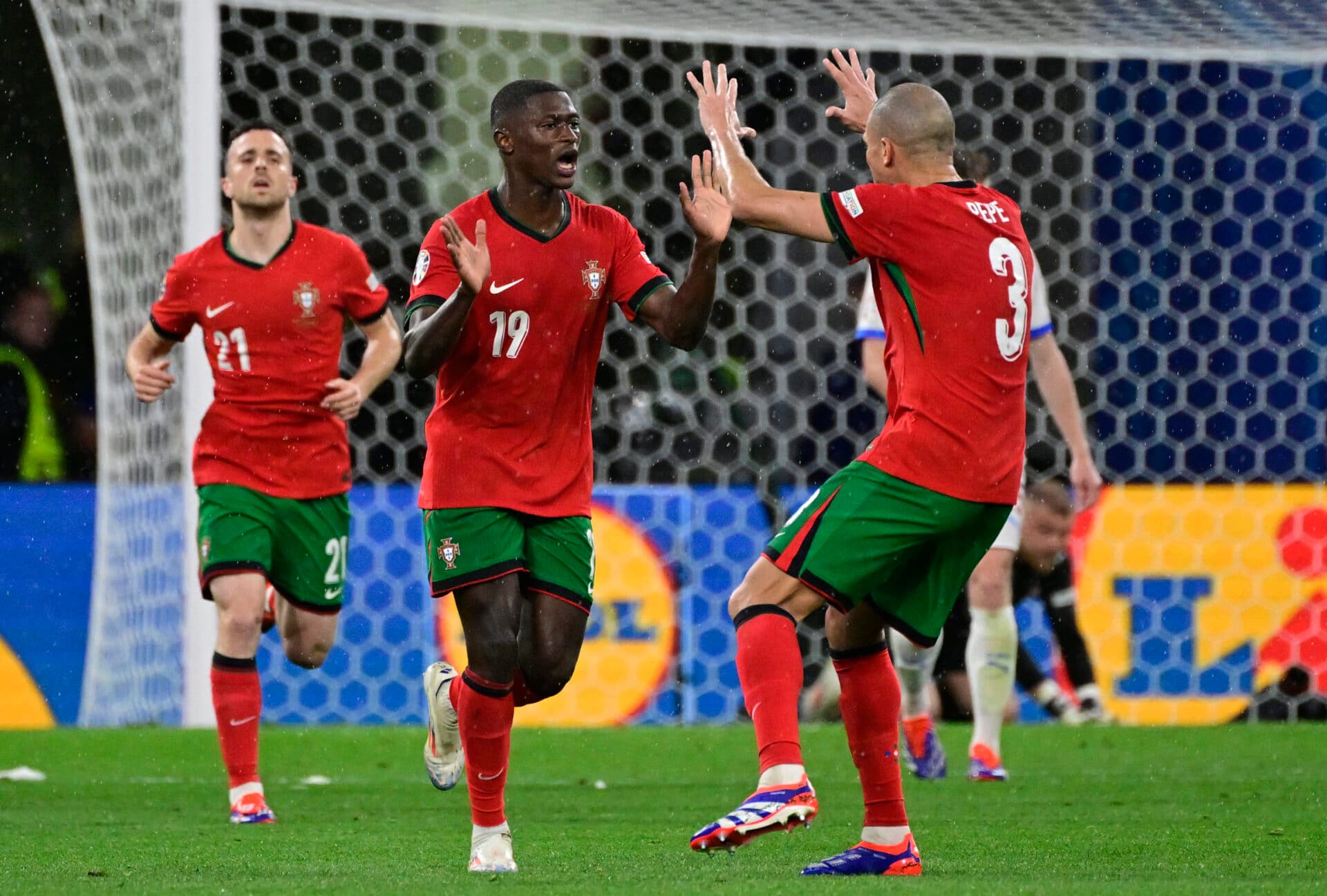 Portugal bate República Checa de virada e com gol nos acréscimos