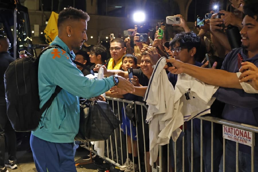 Seleção sofre em viagem para reencontrar ‘casa’ de três jogos do tetra