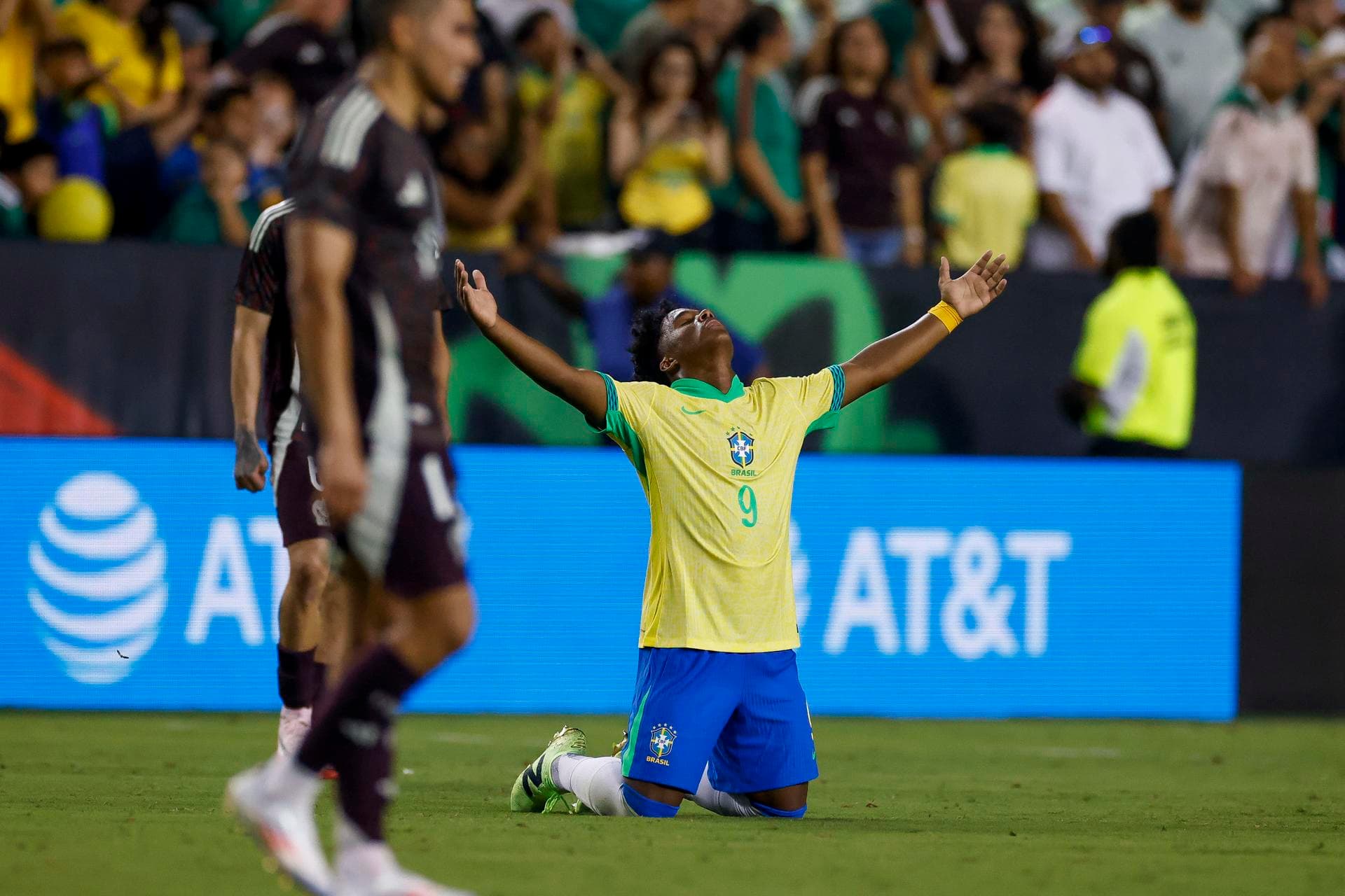 Dorival aprova testes no Brasil e Endrick foge de comparações