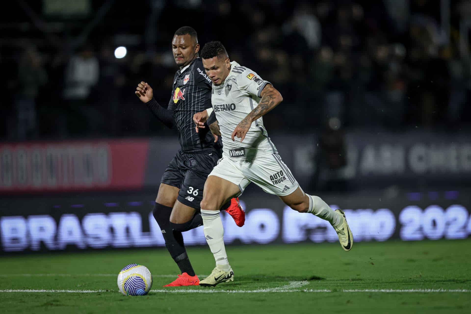 Galo vira contra o Bragantino e mantém invencibilidade no Brasileirão