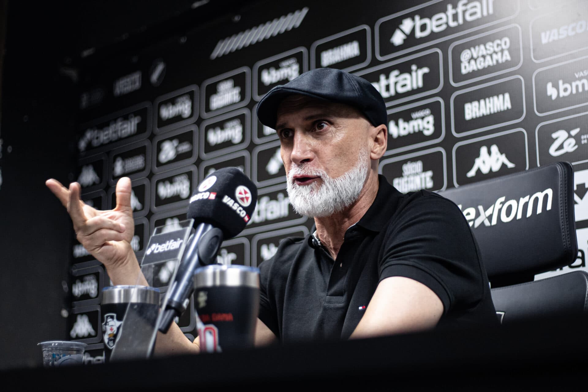 Vasco confirma a demissão do técnico Álvaro Pacheco