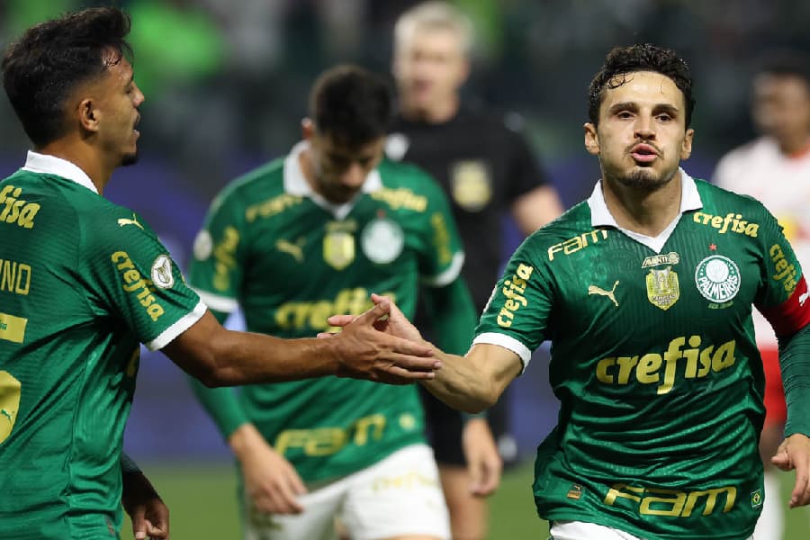 Palmeiras supera o Bragantino e cola nos líderes do Brasileirão