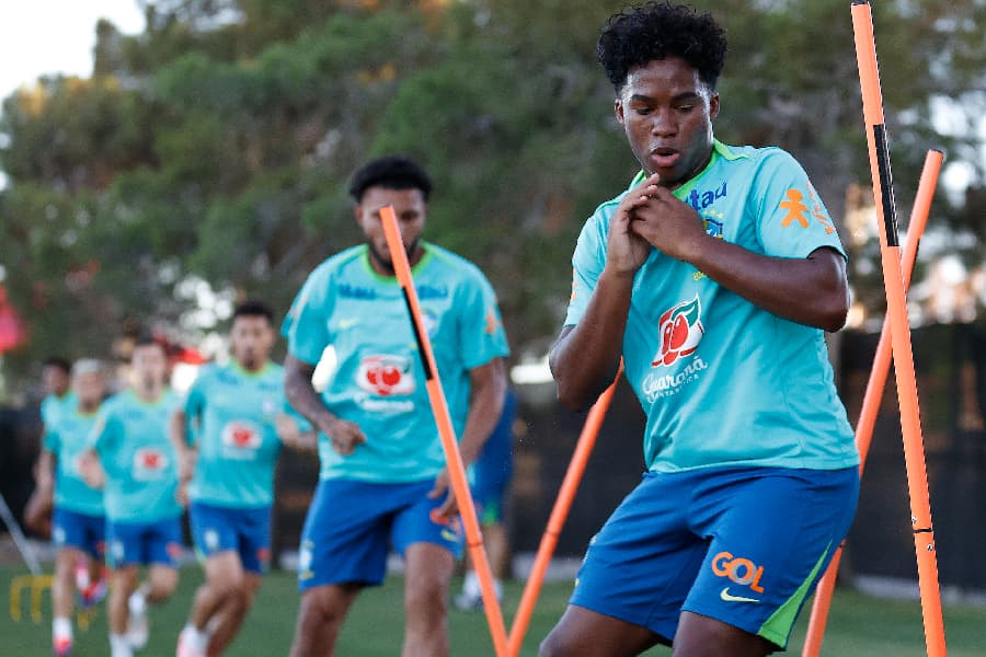 ‘Invasão’ de torcedores expõe treino de Dorival; Rodrygo é poupado