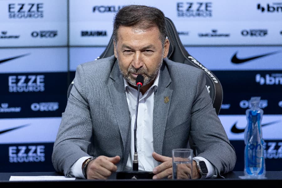 Reprovação nas contas do Corinthians amplia pressão sobre Augusto Melo