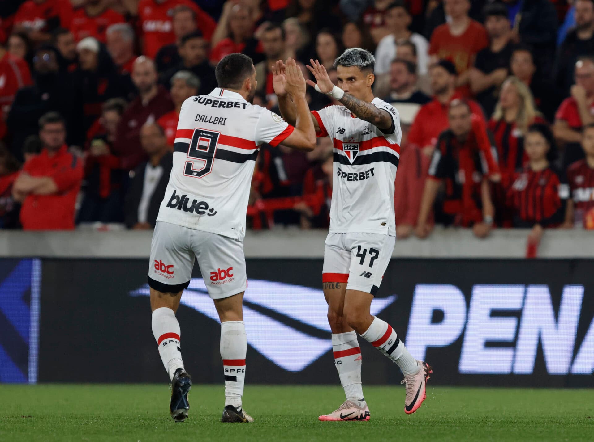 São Paulo vence confronto direto contra Athletico-PR e entra no G-4