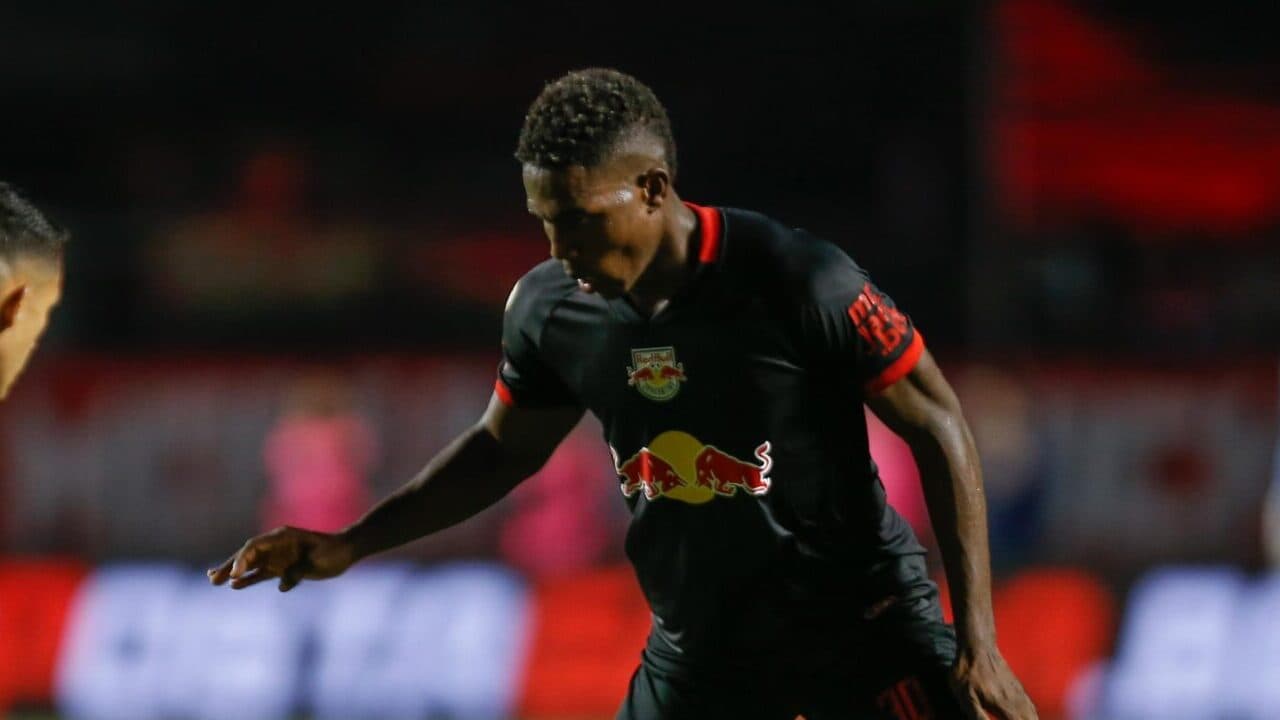 São Paulo faz lição de casa contra Bragantino e cola nos líderes