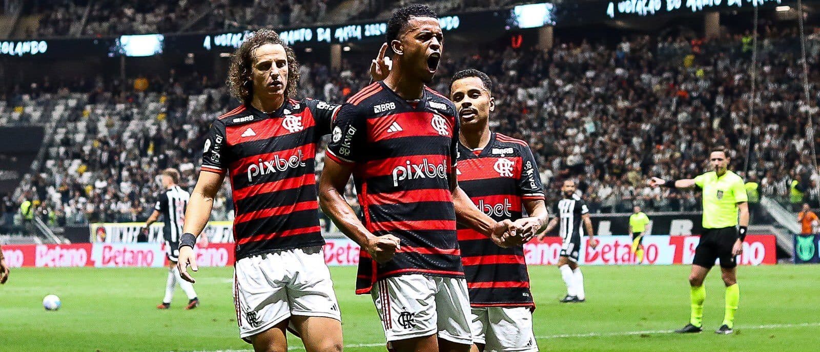 Flamengo bate o Atlético-MG fora e mantém liderança isolada