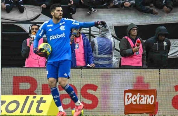 Carro de Rossi, do Flamengo, é alvejado a tiros no Rio