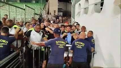 Expulsão, briga e discussão: o descontrole do Botafogo contra o Atlético-MG
