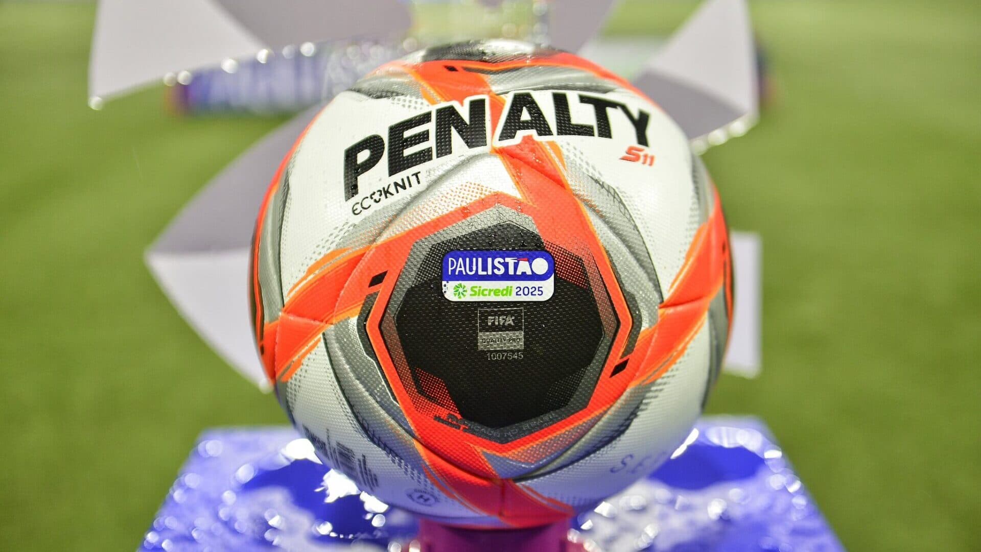 Penalty responde críticas de Neymar à bola: ‘Mais rápida e dinâmica’