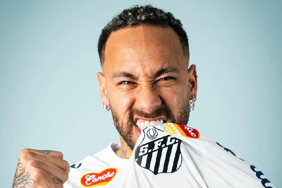Neymar volta ao Santos após 12 anos para se reencontrar com futebol