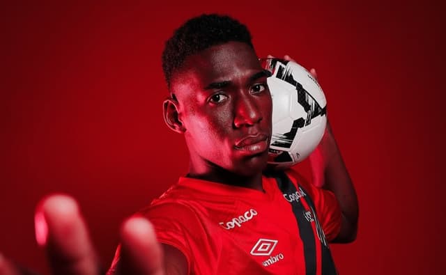 Vasco se despede de Léo, contratado com o Athletico PR