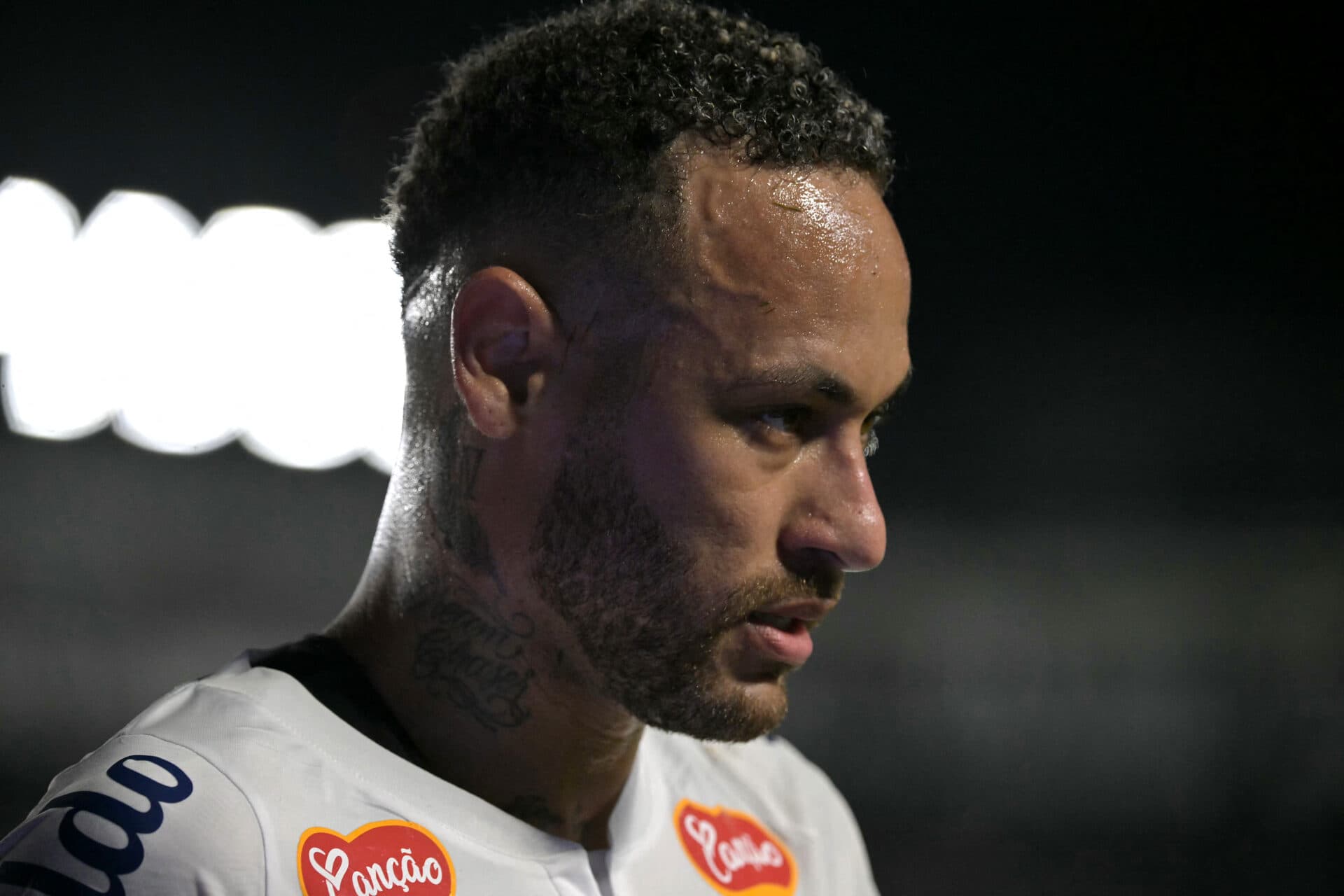 Bolada, pancadas e tropeço: Neymar tem ‘presente de grego’ em reestreia no Santos