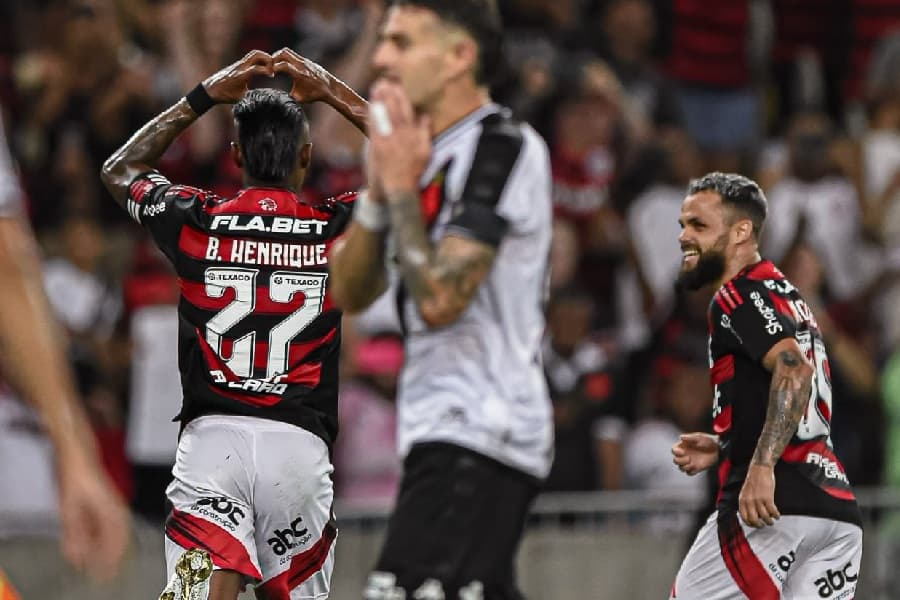 Flamengo bate Vasco e garante vaga na semifinal do Carioca