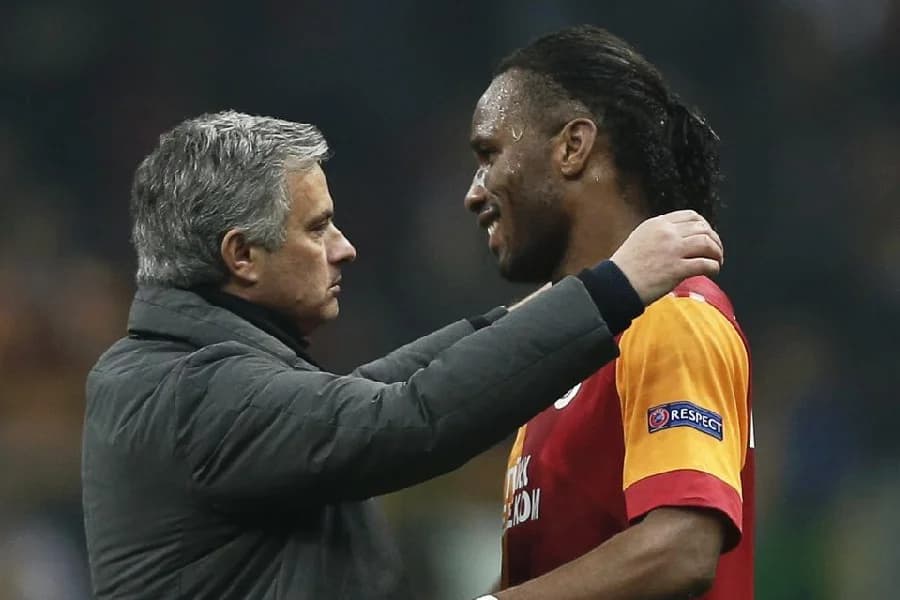 Drogba defende Mourinho de acusação de racismo: ‘Meu pai’