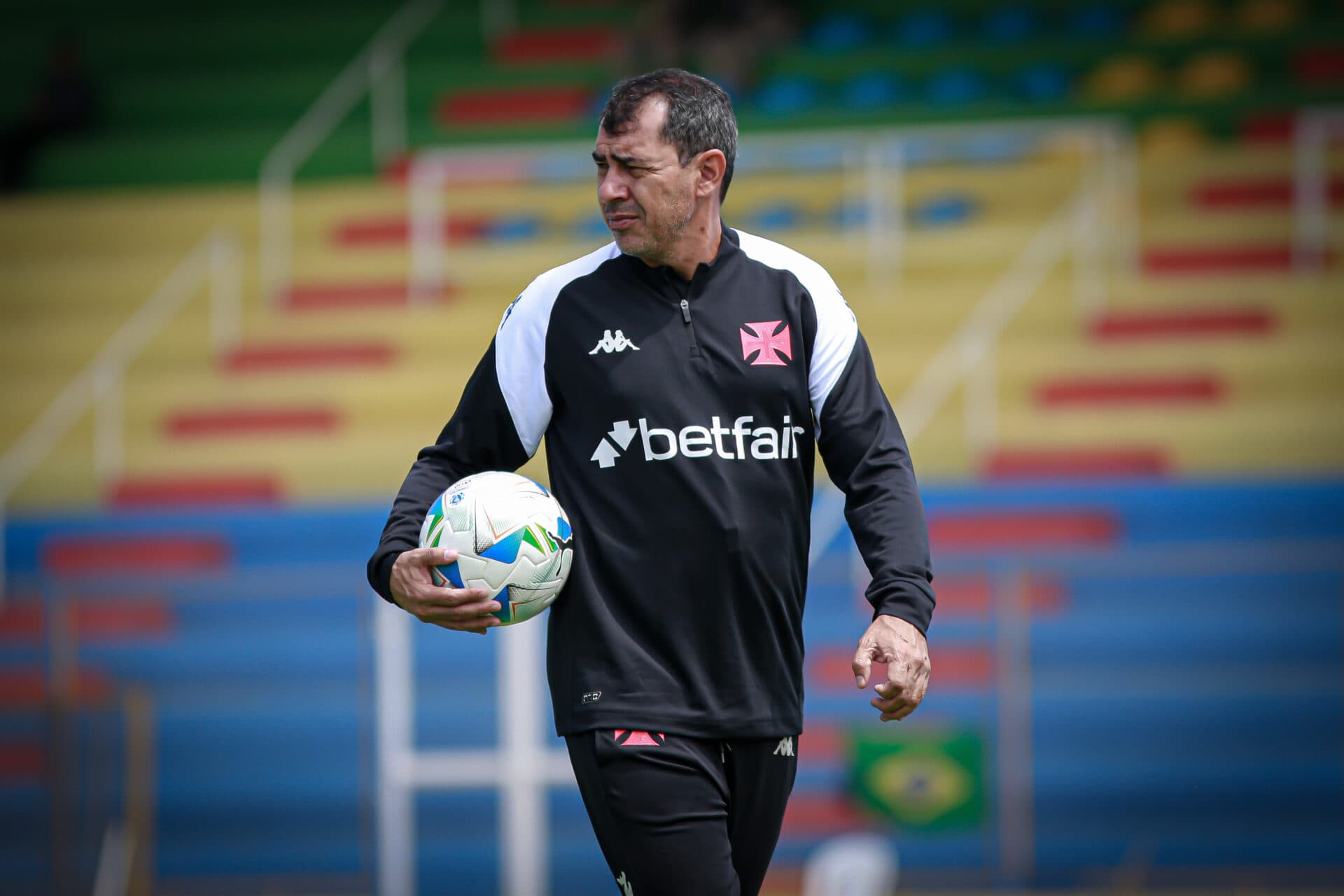 Carille reclama de torcida e rebate vaias: ‘Não me sinto ameaçado’