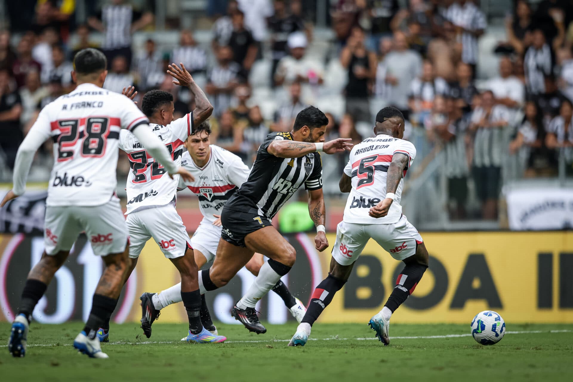 Atlético e São Paulo ficam no empate sem gols em jogo de expulsões