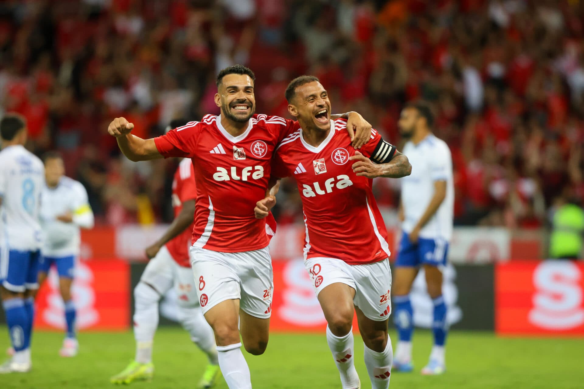 Inter aproveita expulsão polêmica e vence o Cruzeiro no Brasileirão