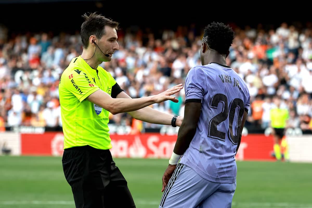 Real Madrid protesta contra árbitro da final contra o Barcelona