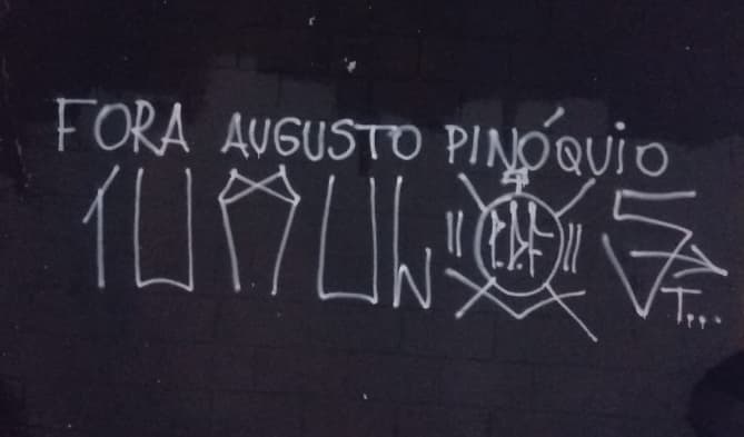 Muros do Parque São Jorge amanhecem com protestos a Augusto Melo