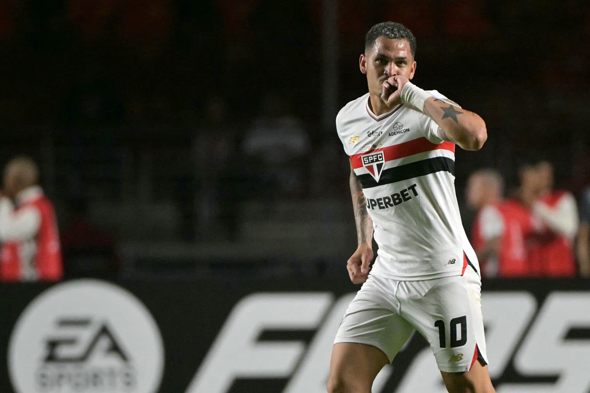 Luciano decide, São Paulo vence e passa em primeiro na Libertadores